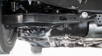 Miért részesítik előnyben a luxusautók az „erős alumíniumötvözet vezérlőkarokat”?